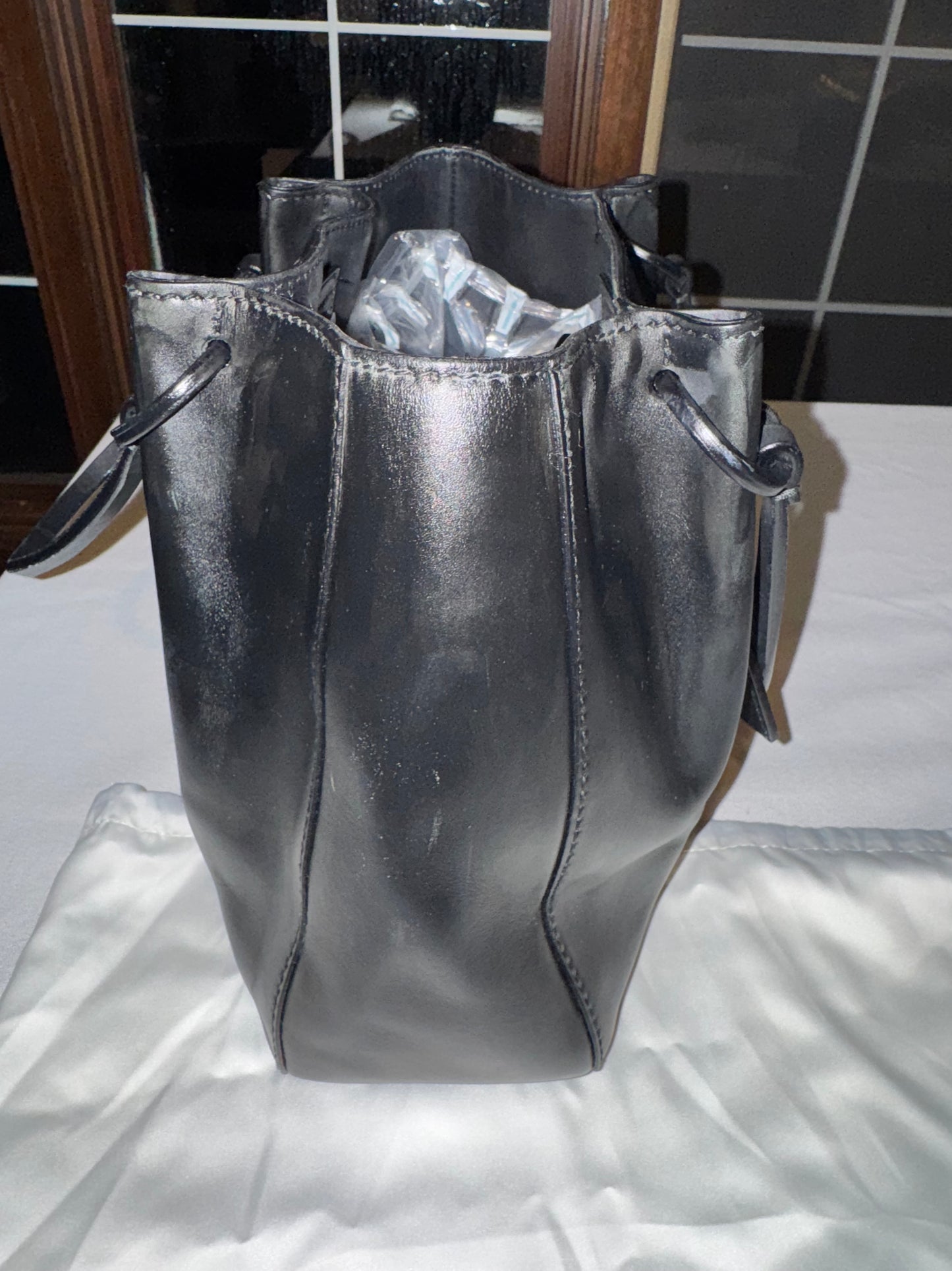 Gucci Swing Leather Bucket Tote